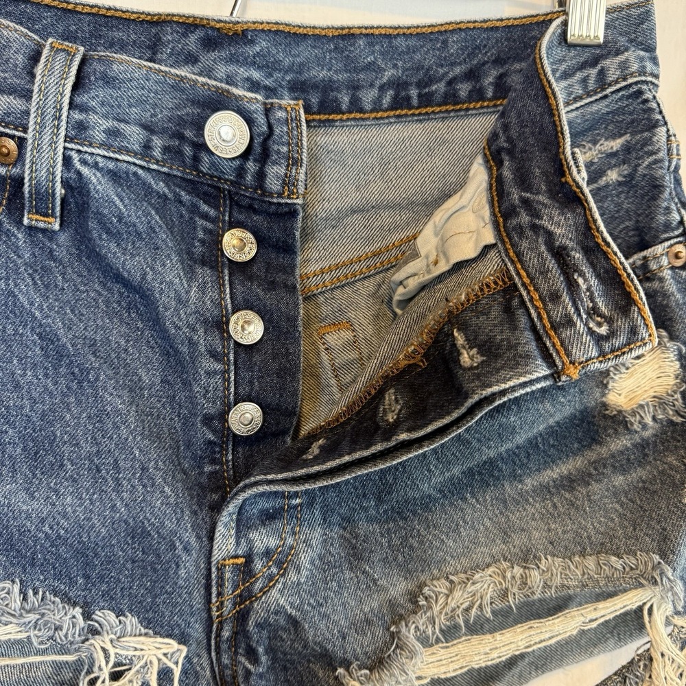Levi's Women's 501 Premium Button Fly Distressed Denim Shorts Size 26x3.5 - Picture 4 of 7